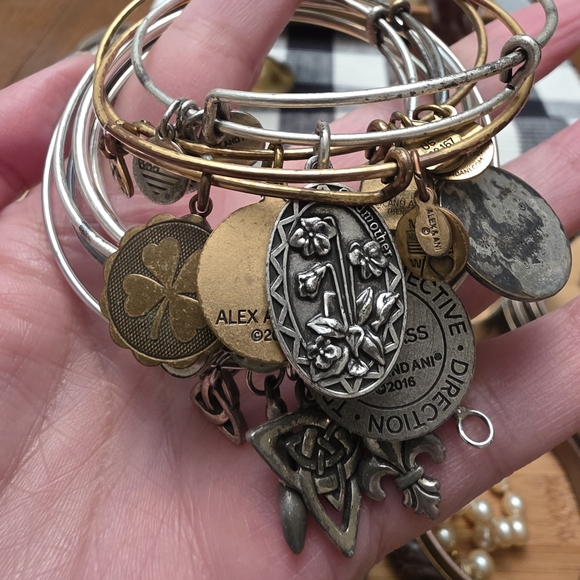 Over 70 Bevy Of Bracelets Cuffs Bangles Clasp Stretch Bracelet Lot Bundle Estate - Picture 4 of 16